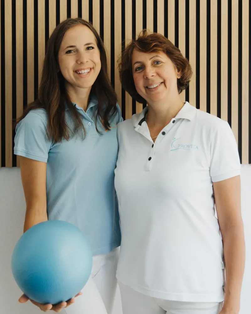 Teamwert Weitsichtig: Physiotherapeutin von Eden Physiotherapie München mit Blick nach vorne