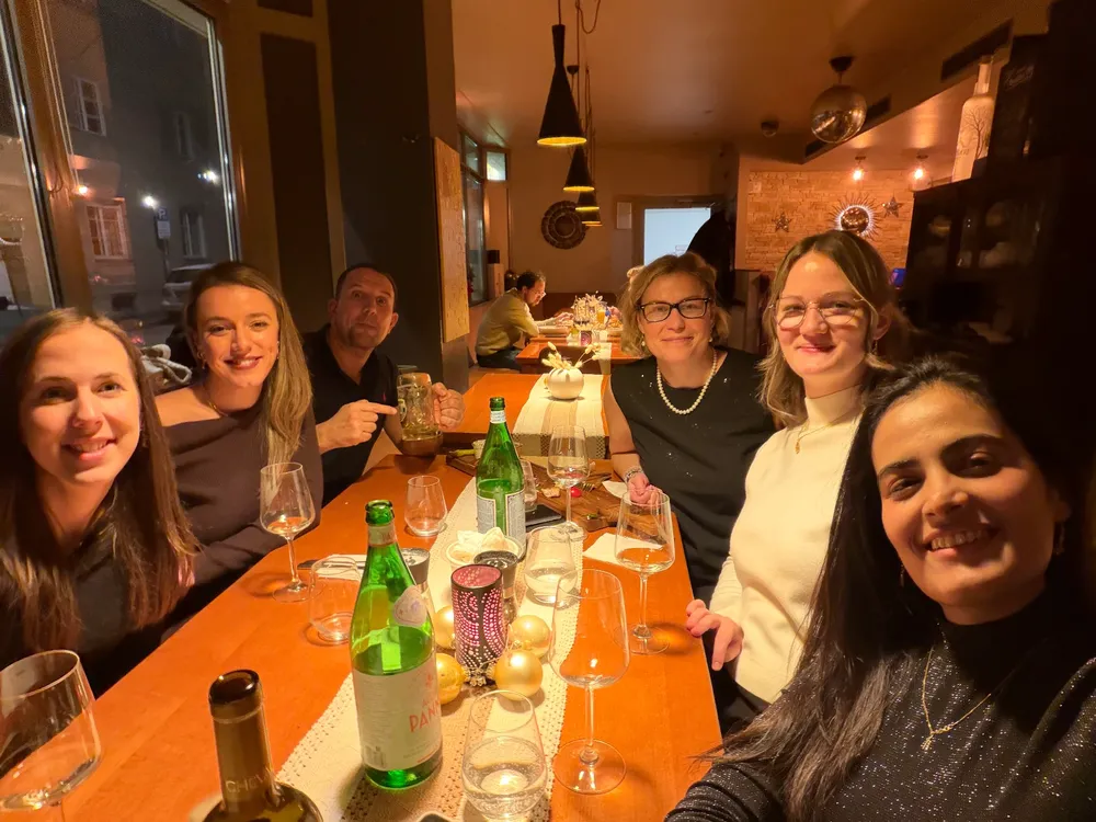 Kolleginnen von Eden Physiotherapie München beim gemeinsamen Abendessen im Restaurant