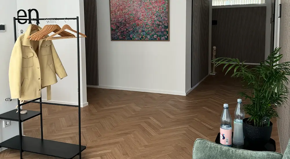 Eingangsbereich mit Garderobe in der Münchner Praxis