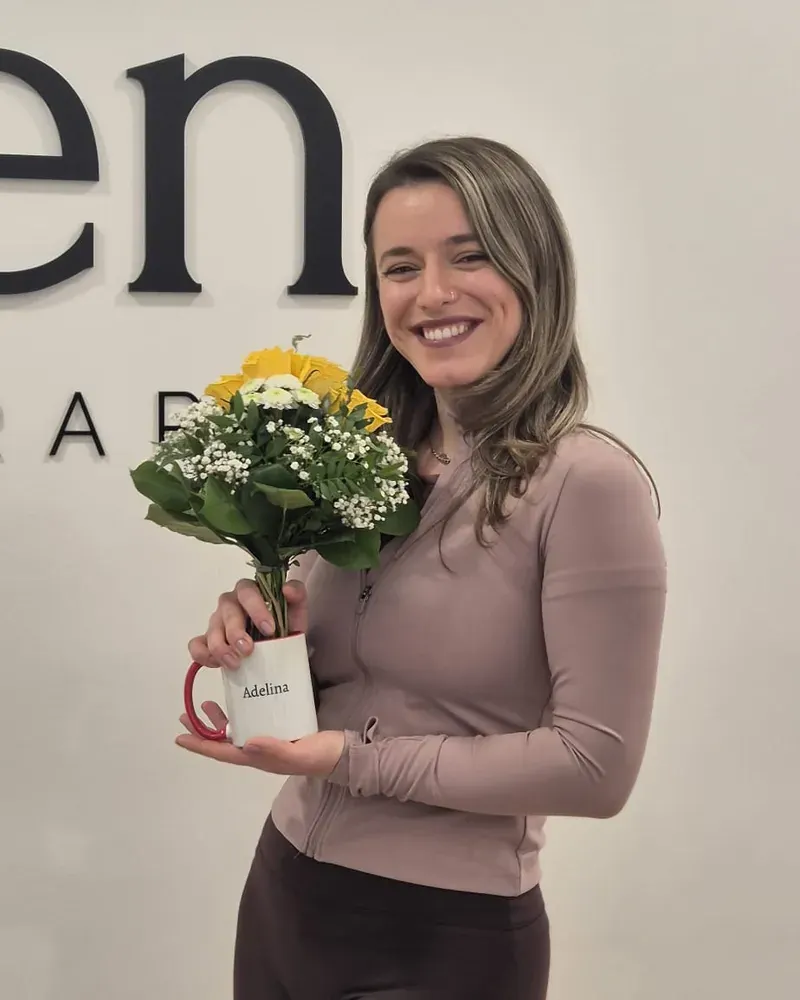 Teamwert Individuell: Physiotherapeutin von Eden Physiotherapie München bei der Behandlung