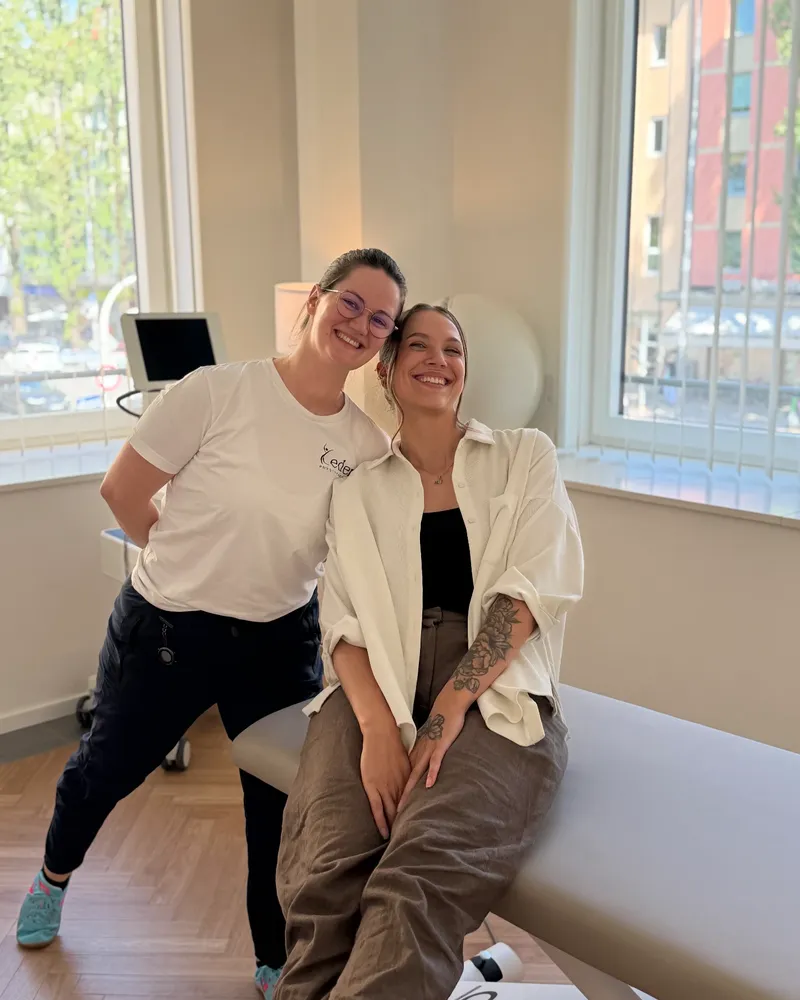 Teamwert Authentisch: Teamkollegin von Eden Physiotherapie München in der Praxis