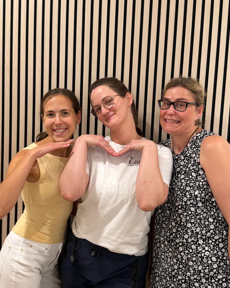 Teamwert Familiär: Kolleginnen und Kollegen von Eden Physiotherapie München gemeinsam in der Praxis