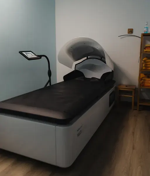 Therapieliege mit Trainingsgerät in einem Behandlungsraum von Eden Physiotherapie
